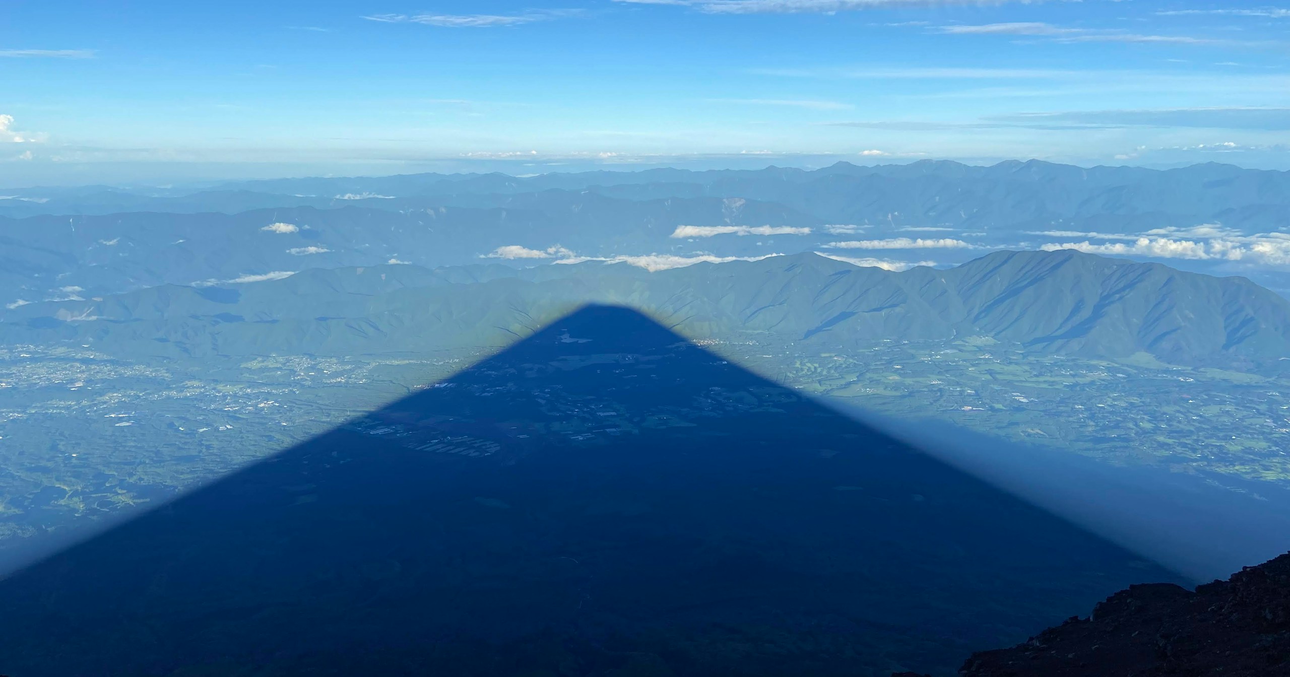 山頂のドラマを残す撮影術 緑と空のバランスが生む絶景 | Focus #96