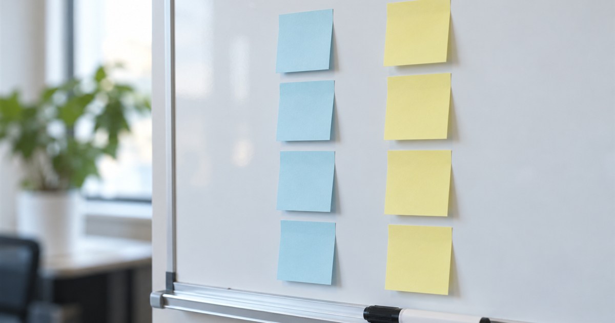 ホワイトボードに2列に分けて貼った付箋