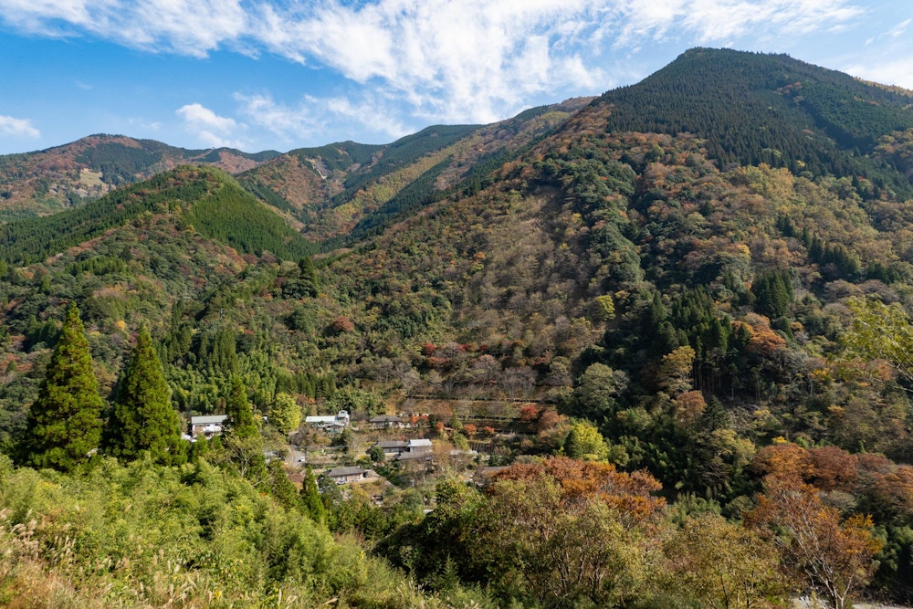 <p>山奥の村らしいのどかな風景。<br>山肌は赤く染まって秋色なのに、今日は気温が高くて夏の終わりのようで、見える景色と感じる空気のギャップが妙だった。</p>