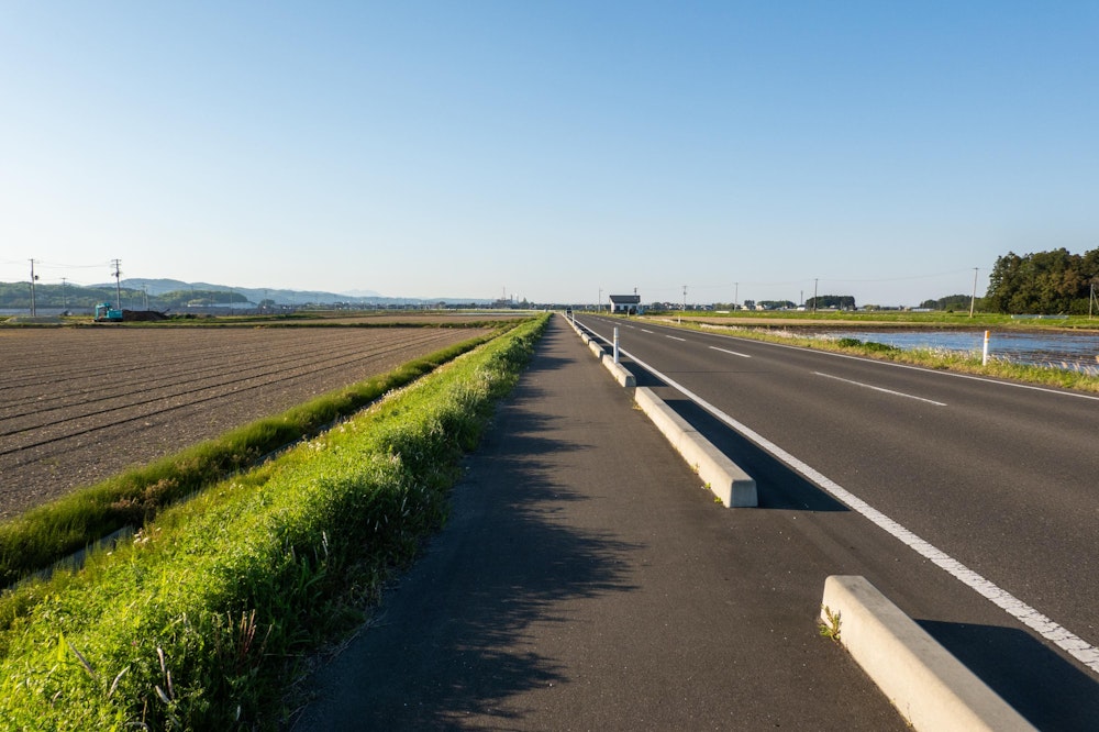 <p>亘理町・山元町の一帯は、あまりにも広大な田園地帯と、そこに交差する直線道路で町が構成されている。<br>東日本大震災で甚大な被害を受けた地域だが、綺麗に直されこうして農業が営まれている光景を見ると、元気が湧いてくる。<br>ほとんど日没とともに逢隈駅に戻って、山と海を同時に味わう 50km の旅が終了した。</p>