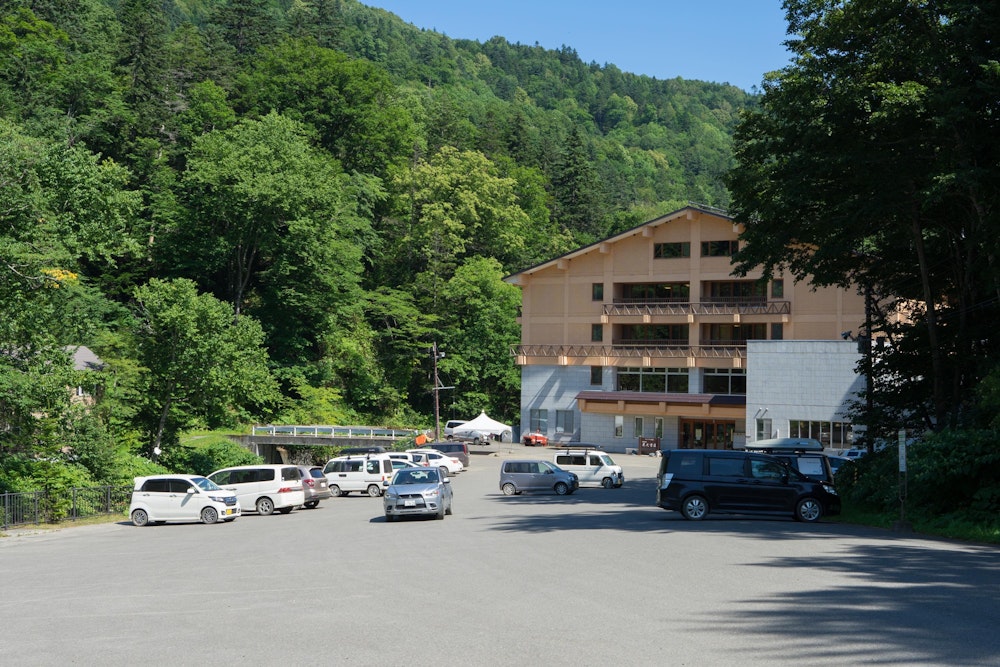 <p>最後は東大雪荘に下山し、温泉に入って三日間の疲れを洗い流す。<br>最初から最後まで素晴らしい天候に恵まれたことが何より嬉しかった。<br>こうして、北海道のあまりにも大きなスケールの自然を存分に味えたことに感謝して、帰路につく。</p>
