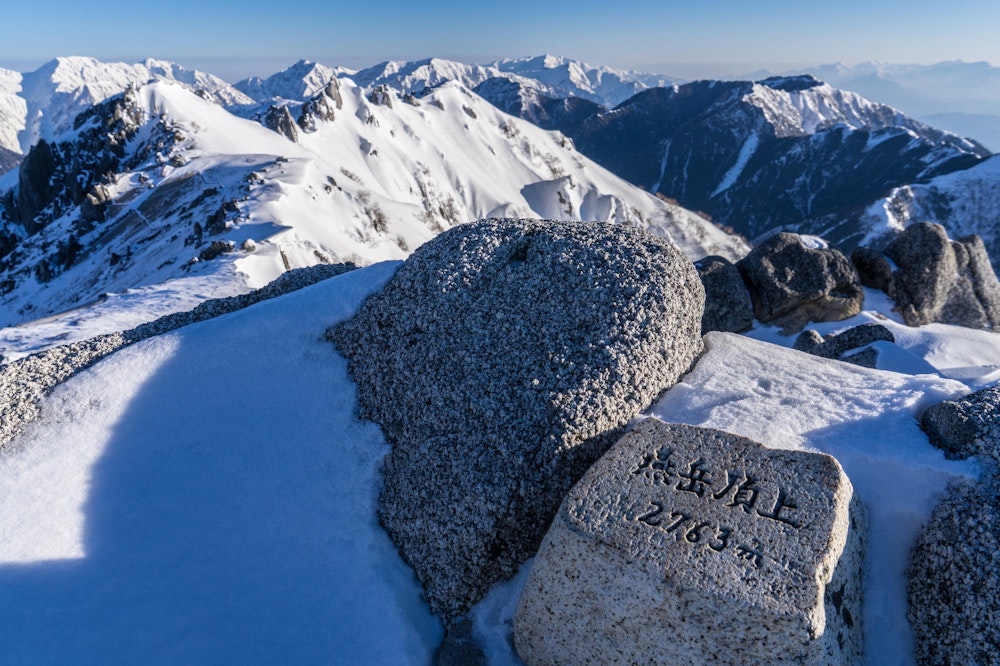 <p>荷物を軽くして燕岳の頂上へ。<br>この山に初めて訪れるのが、誰もいない雪に閉ざされた季節になるとは思ってもみなかった。</p>