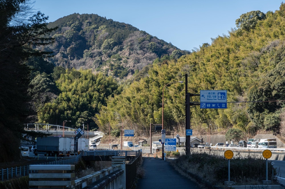 <p>車を置いた道の駅宇津ノ谷峠に帰還。<br>自宅もここから近いのですぐに帰れる。午前中には帰宅できてこの満足度。<br>静岡市民でありながらずっと登ってこなかったことを後悔するほど、素晴らしい山だった。</p>