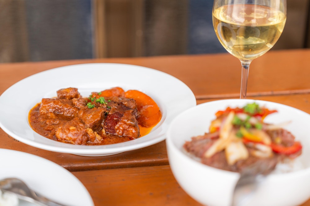 <p>見晴にある山小屋の中でも、特に食事に力を入れている小屋のひとつ、尾瀬小屋。<br>ステーキ丼や豚肩ロースの赤ワイン煮込み、白ワインにビールと、山小屋の売店メニューとは思えない豪華メニューで舌鼓を打つ。<br>ちなみに尾瀬小屋は日帰り入浴も可能（この日は 14:00〜18:00）で、リゾート地さながらの優雅な時間を過ごすことができた。</p>