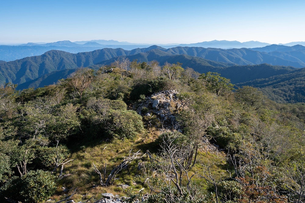 <p>遠くには阿蘇山、くじゅう連山、祖母山と、九州の名だたる山々が一望できる。<br>さすが九州の真ん中にある山。</p>