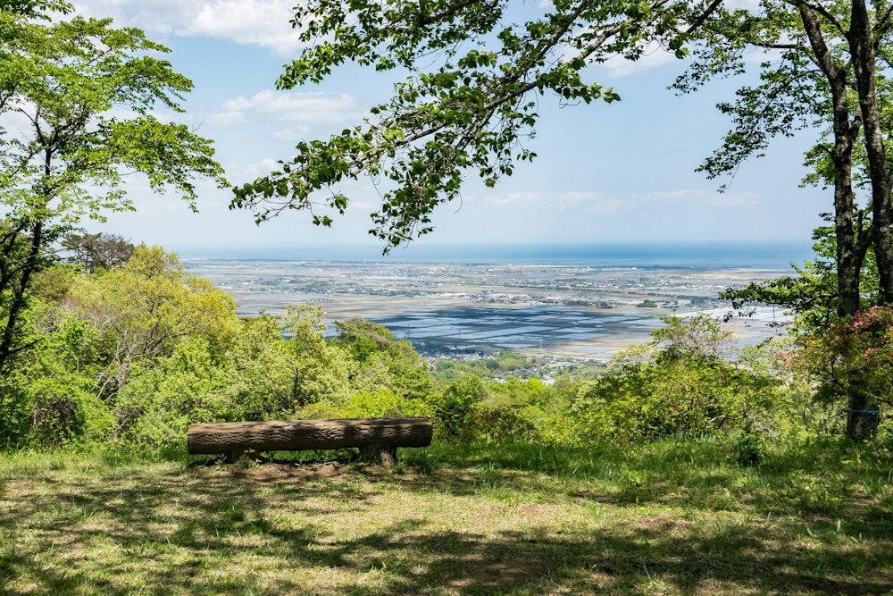 <p>四方山の頂上広場。亘理・山元町の田園風景と、一直線の海岸線。あとであの海岸線を走ることになる。<br>ここはほとんど頂上直下まで車で上がってくることができるようで、私服の家族連れもいた。</p>