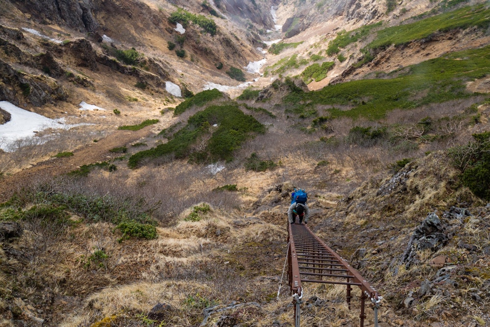 <p>権現岳名物、30m のはしご。<br>安定して設置されており、見た目ほど怖くない。<br>しかしすごい場所に道をつくったものだ。</p>