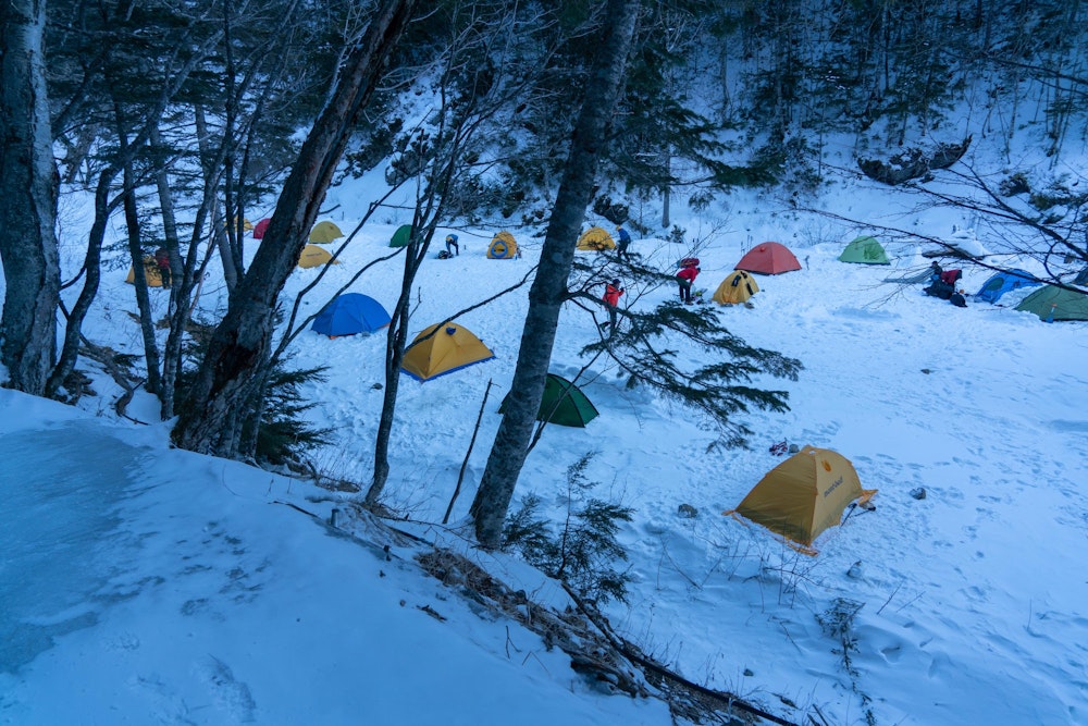 <p>4 時間ほど歩いて、北沢峠に到着。すでに多くのテントが張ってあった。<br>通年営業の長衛小屋で受付を行い、自分もテントを張ります。</p>