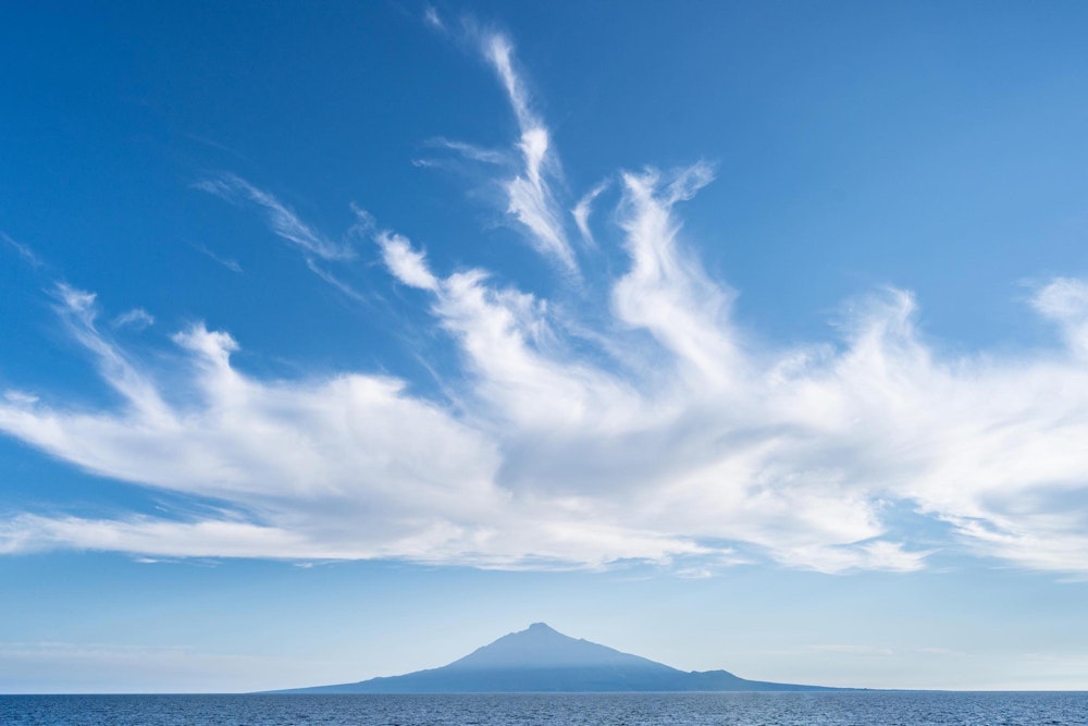 <p>帰りのフェリーからの利尻山。<br>夏の北海道の爽やかな風を浴びて、余韻に浸りながら少しずつ小さくなっていく利尻山に別れを告げた。<br>やはり船での移動があると、旅をしていると感じる。<br>またいつか、この地を訪れたい。</p>