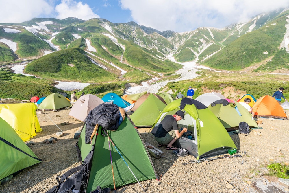<p>雷鳥沢にテントを張っていると、みるみる稜線が晴れてくる。<br>完全勝利を収めてしまったようだ。</p>