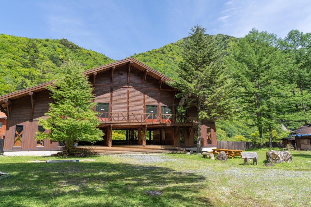 <p>緑が鮮やかな椹島に辿り着いた。ここの自販機で購入した冷たいコーラを飲んで疲労を癒す。<br>今回はロッジが工事関係者の宿泊で埋まっているとのことで予約が取れず、沼平まで 17km の道のりを歩くはずだったが....</p>