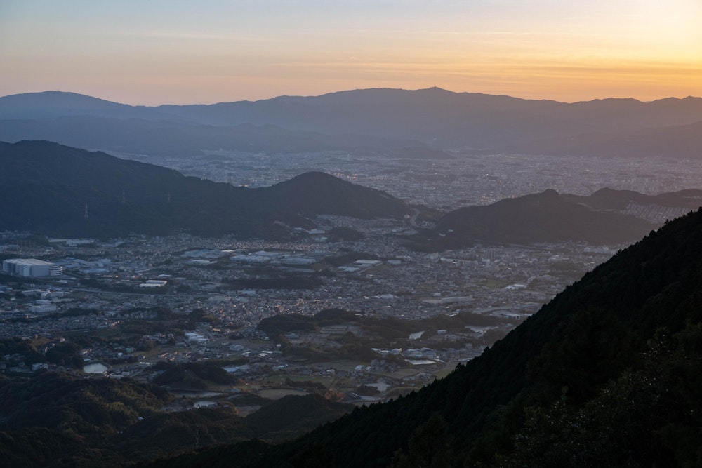 <p>遠く、脊振山地が見える。<br>東西に長い脊振山地を完全縦走するのが直近の目標だ。</p>