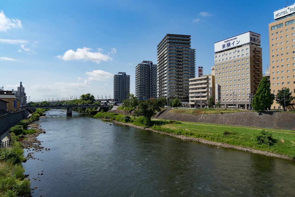 <p>翌朝、盛岡市内の散歩を楽しみつつ、龍泉洞へ向かう。<br>盛岡市内、思ったよりも都会だった。こんなにタワマンが林立しているとは思わなかった。<br></p>