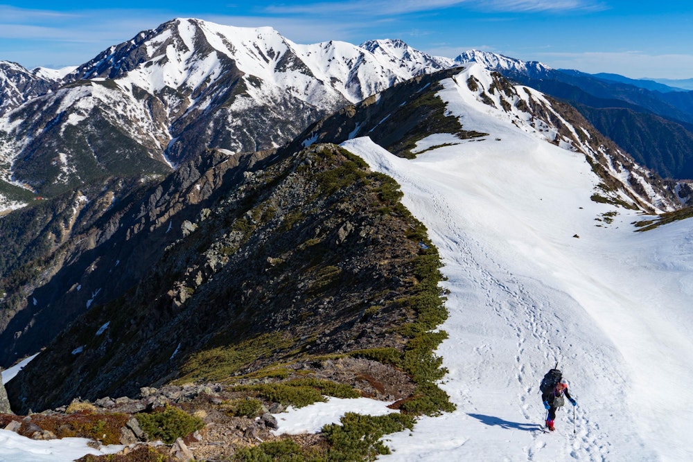<p>遠くなった聖岳を振り返る。<br>奥には赤石岳、荒川岳と、南アルプス南部の主役の山々がずらっと並ぶ。<br>積雪期に登るのはなかなか厳しいが、いつか歩いてみたい。</p>