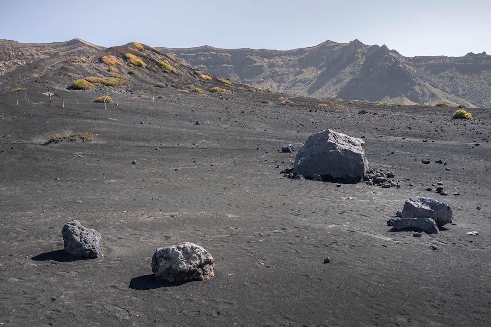 <p>平原地帯を歩いて、砂千里ヶ浜へ。<br>火星か、月か、まるで別の星にいるような感覚になる。</p>