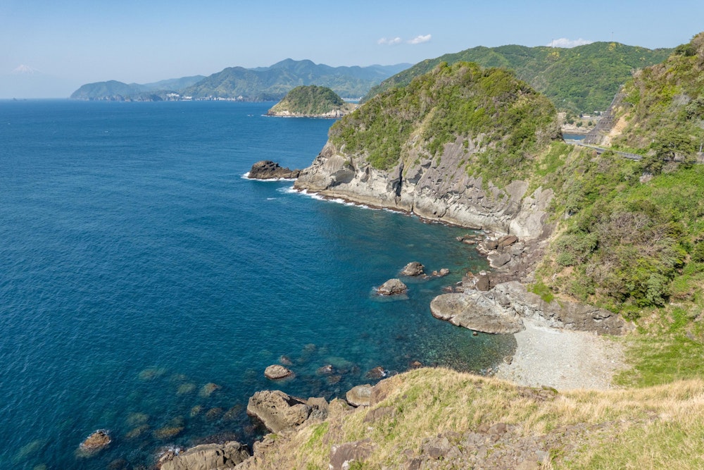 <p>とにかく海が青く美しい。<br>故郷である静岡市の海岸で見る海と同じ駿河湾の海なのにかなり違う。</p>