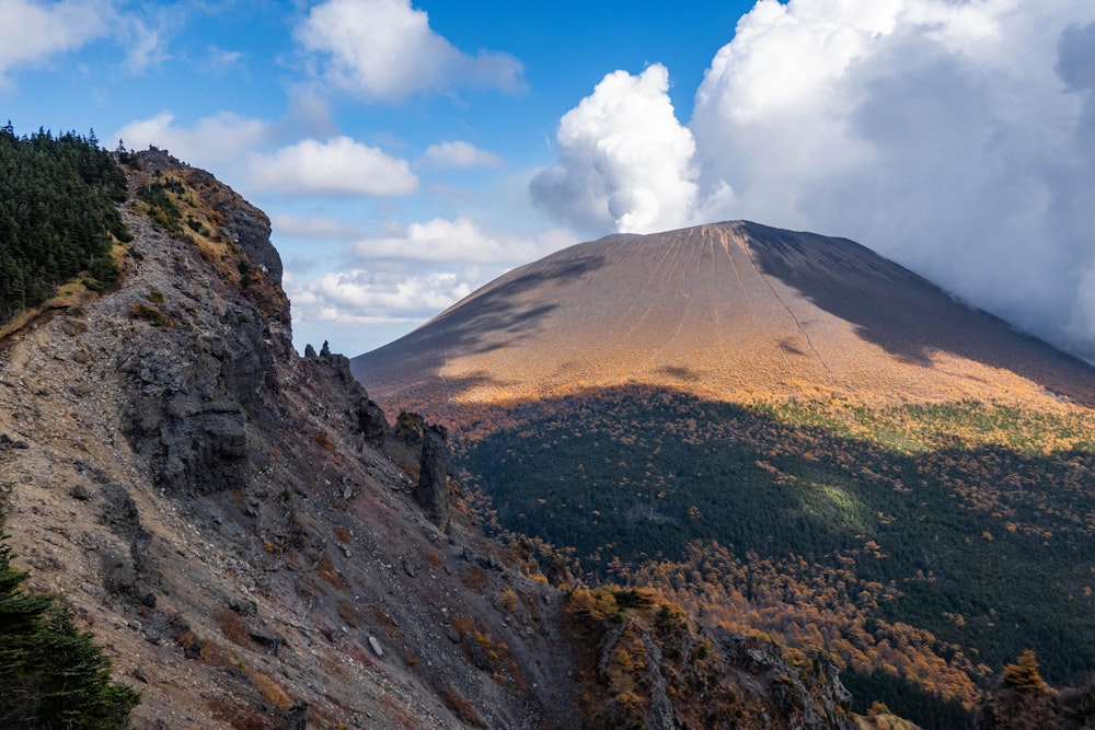 <p>いよいよ外輪山の縁に上がった。<br>すると、見たかった風景が広がっていた。</p>