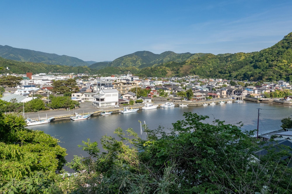 <p>そしてついに松崎町の中心市街地が見えた。これまで順に辿ってきた里がいずれも小さな集落だったので、大都会に出たように錯覚する。</p>