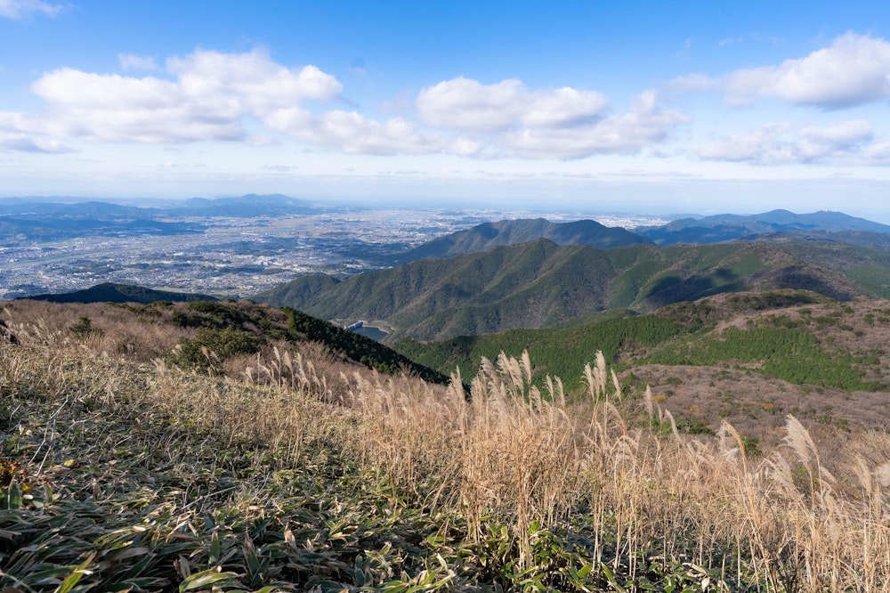 <p>福智山頂上から、遠賀川沿いの町を望む。</p>