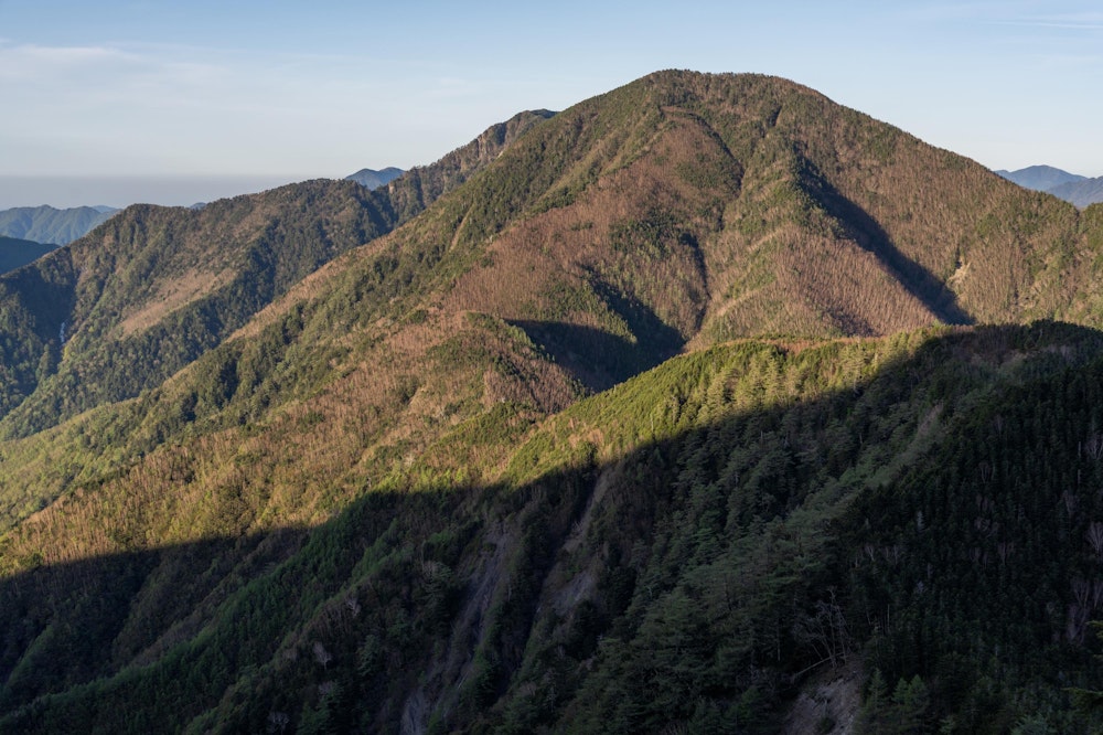 <p>こちらは昨日通過した青薙山。</p>