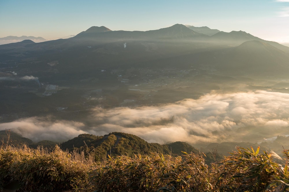 <p>南阿蘇の町を挟んで、阿蘇山が見える。</p>