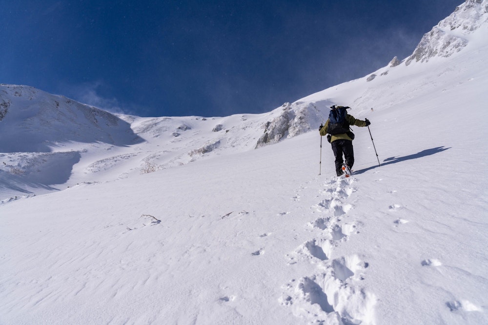 <p>ほとんどの登山者が八丁坂方面へと向かう中、極楽平方面へと向かう。<br>昨日のまとまった降雪もあり、こちらはトレースなし。</p>