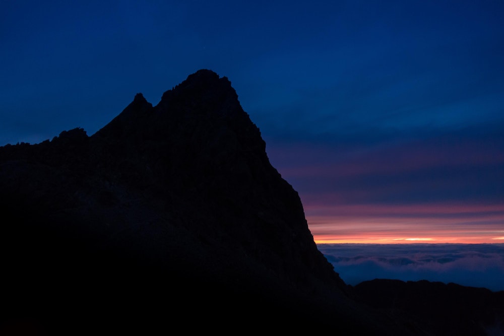 <p>翌朝、雲が多い天気ながらも、ガスはすっきり取れている。<br>一番乗りで槍ヶ岳頂上を目指すことにした。</p>