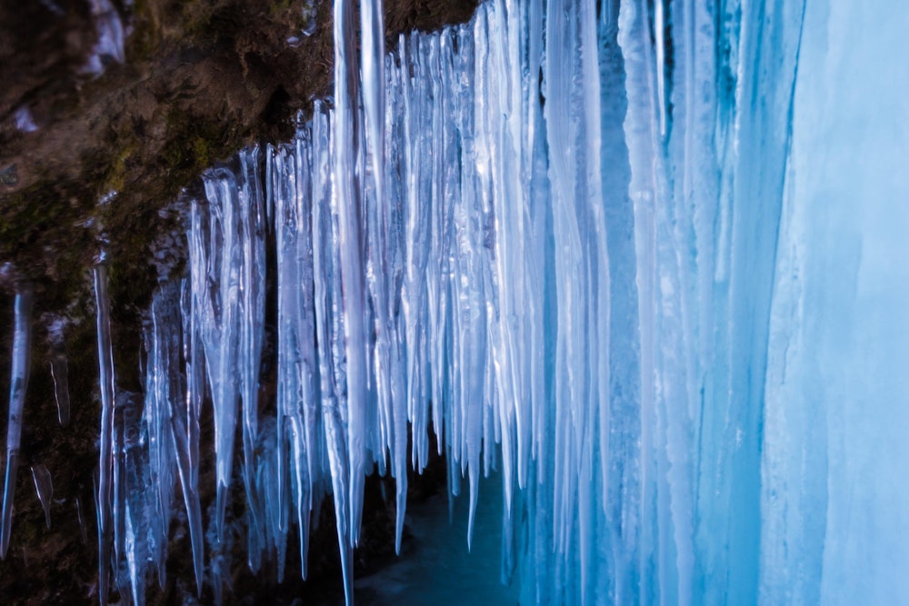 <p>表側のメインの氷瀑以外にも、内側の岩の間からも細い氷柱が無数に伸びている。</p>