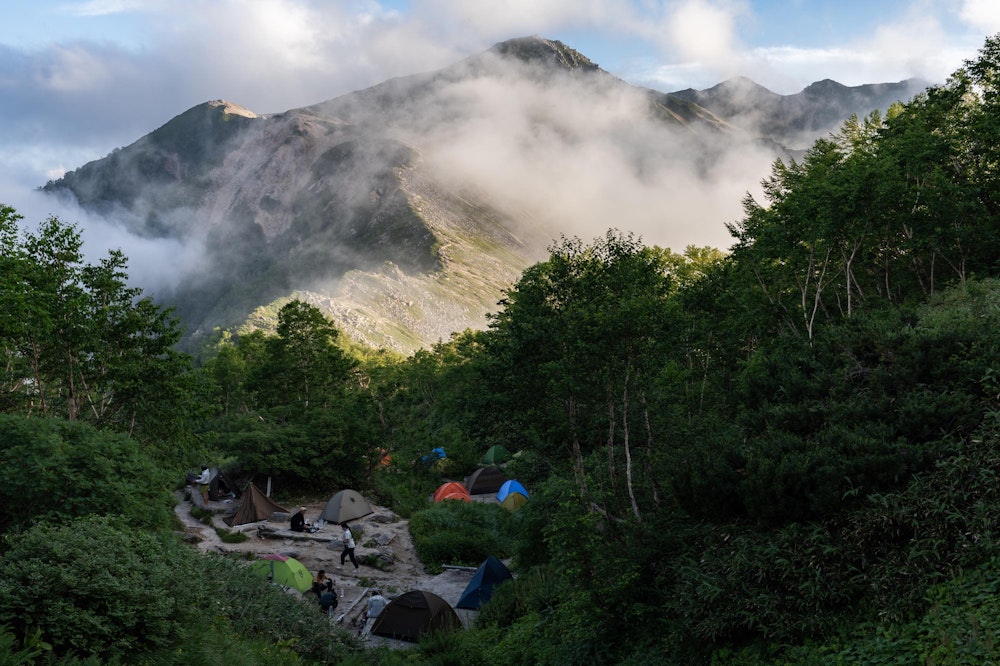 <p>日没直前、烏帽子小屋に到着。<br>しかし、テント場にほとんど空きがなく、野口五郎小屋で空身ピストン中に出会った方々の隣に半ば無理やりテントを張らせていただいた。<br>あそこで出会っていてよかったと心底思った。到着が遅い場合、こういうことがあるので気をつけないといけない。<br>それにしても蚊が異様に多く、何ヶ所も刺されてしまい一夜を過ごすのに苦戦を強いられた。</p>