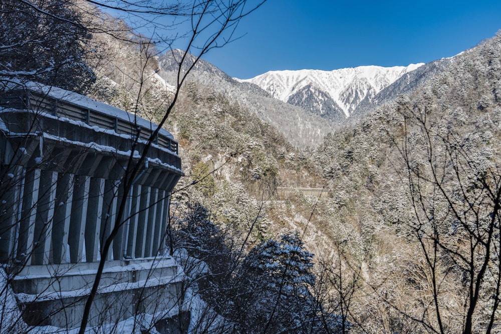 <p>冬季の燕岳は、宮城ゲートで通行止めになっており、10km 以上の舗装路を歩いて中房温泉を目指す必要がある。<br>冬季のアルプス登山あるあるだが、登山口に着くだけで一苦労だ。</p>