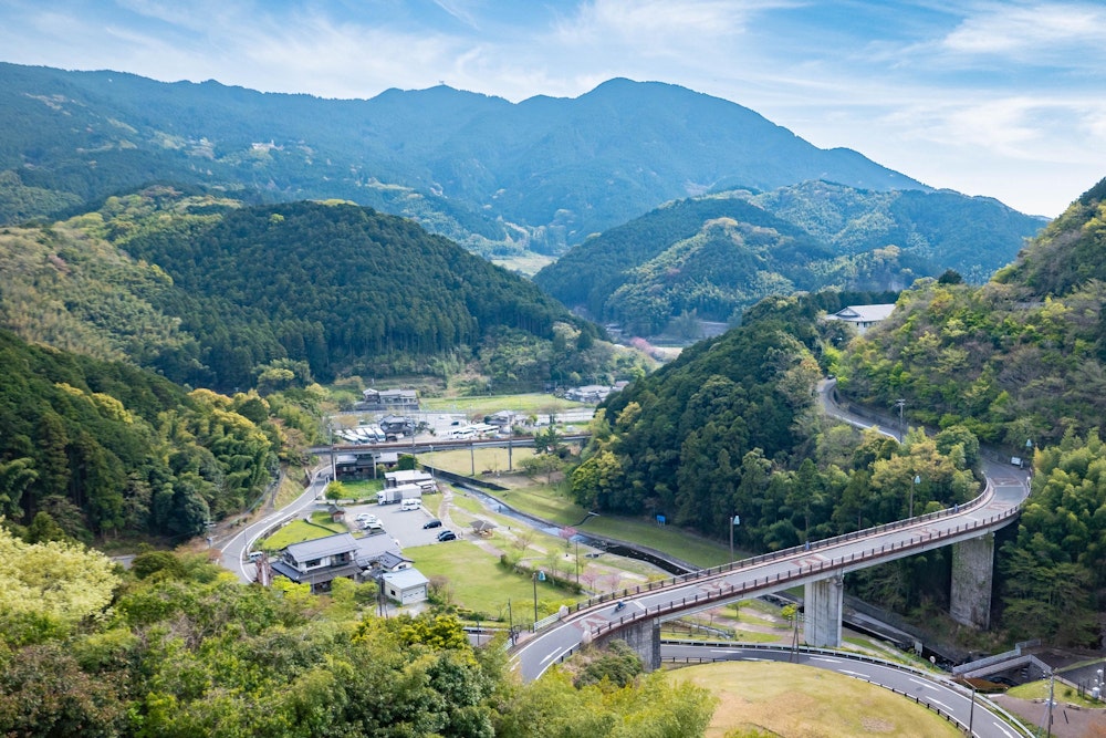 <p><span style="color:#000000">ダムの天端から見る篠栗方面。</span><br>気持ちの良い春の登山だった。<br>福岡は寝坊した時に午後から登っても楽しめる山がたくさんあっていいところだ。</p>
