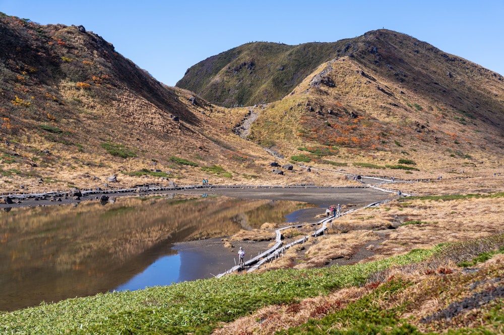 <p><span style="color:#000000">阿弥陀池。</span><br><span style="color:#000000">くじゅう連山の御池を彷彿とさせる雰囲気。</span><br><span style="color:#000000">奥の山頂が男岳。</span></p>