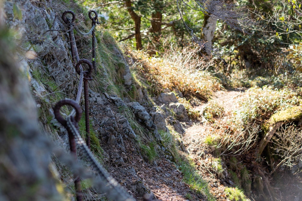 <p><span style="color:#000000">七曜岳を過ぎるあたりまでは、険しい岩場の道が続く。</span></p>