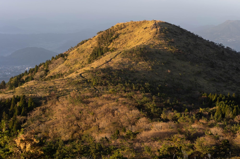 <p>対峙する雨山も輝いている。<br>時間があるので、あちら側まで足を伸ばしてみる。</p>