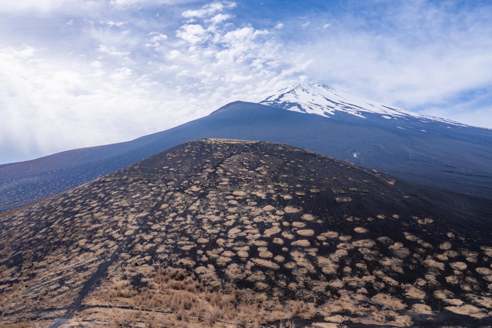 <p>下塚から富士山頂方向を見る。二ツ塚上塚、宝永山、富士山と一直線に並ぶ。</p>