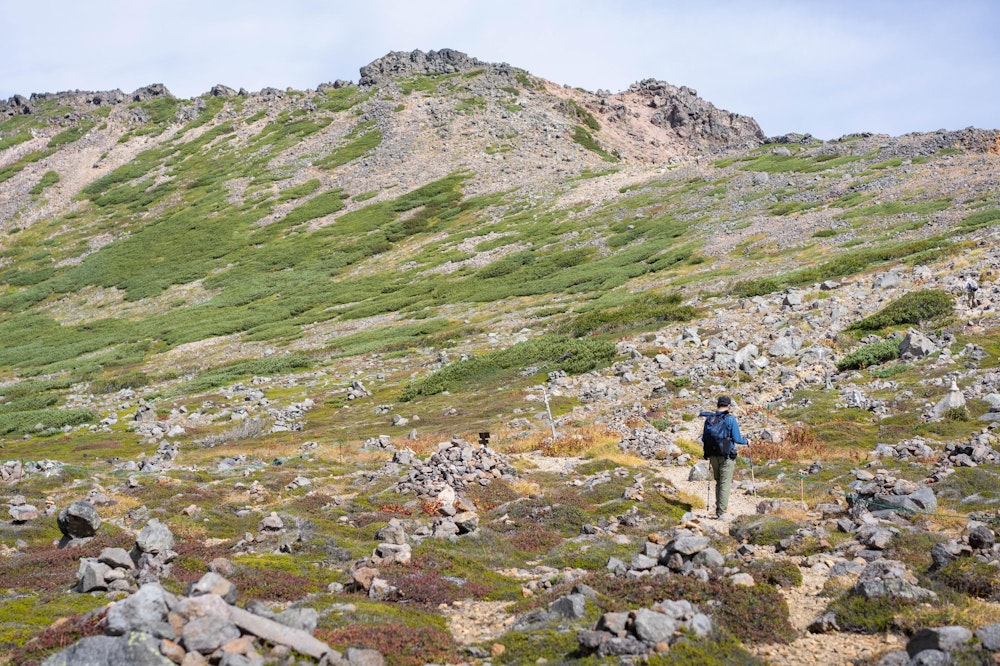 <p>再び賽の河原を歩いて、帰路へ。</p>