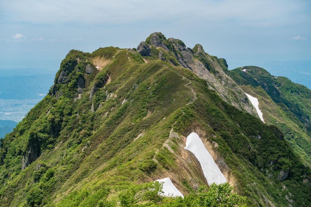 <p>入道岳から八ッ峰を振り返ると、そのアップダウンの激しさがわかる。</p>
