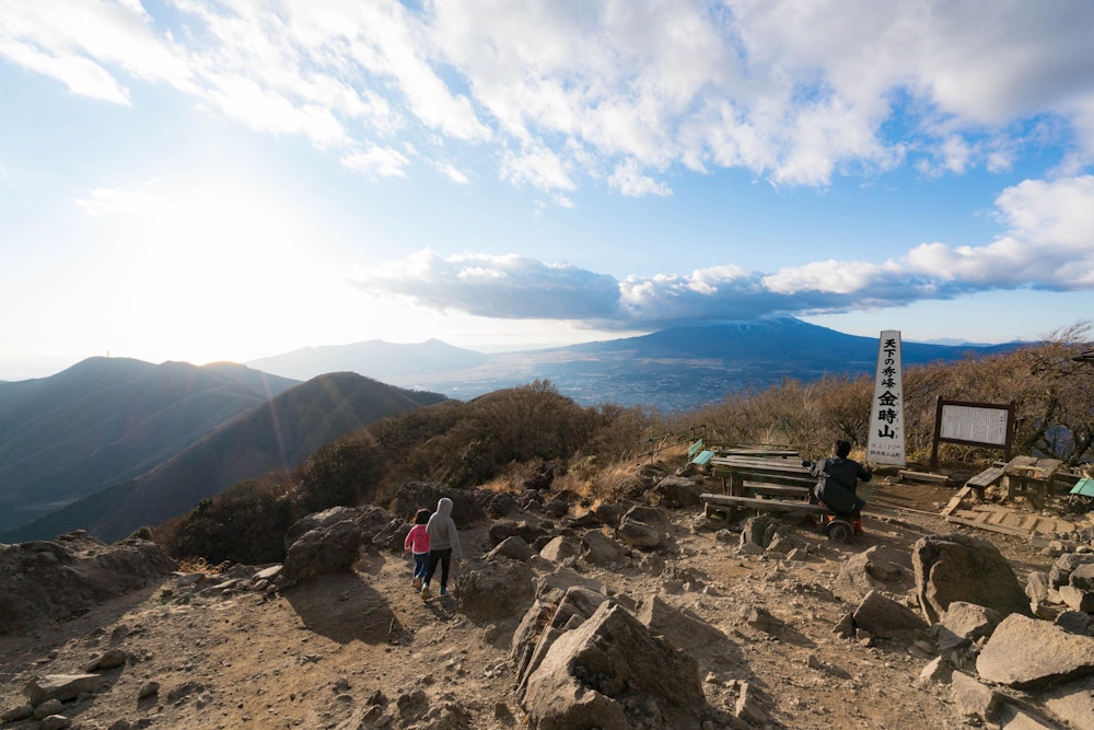 <p>金時山頂上。富士山は残念ながら雲を被ってしまっているが、景色は抜群。</p>