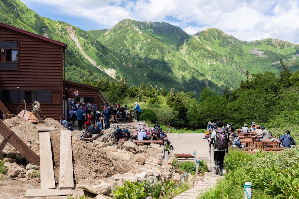 <p>鏡平山荘に着くと多くの登山者でにぎわっていた。<br>かき氷にも惹かれたが、ここはカレーライスでエネルギーチャージ。</p>