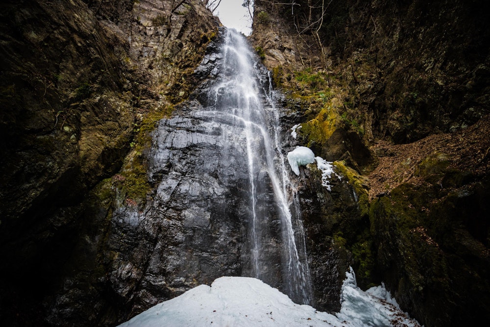 <p>こちらは名前がある滝、百尋ノ滝。<br>氷瀑にはなっていなかったが、滝壺は凍りついて盛り上がっていた。</p>