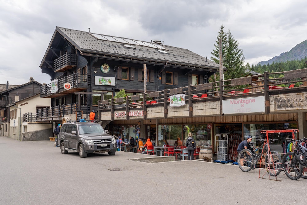 <p>昼頃、スイスの小さな村、La Fouly に到着。冬はスキーリゾート。<br>この小さなスーパーとレストランが合体したような施設が今日の宿泊施設だ。<br>このあと屋内で昼食を食べている間、まとまった雨が降った。<br>７日目まで結局行動中の雨はほとんどなく、かなりラッキーだったなと改めて思う。</p>