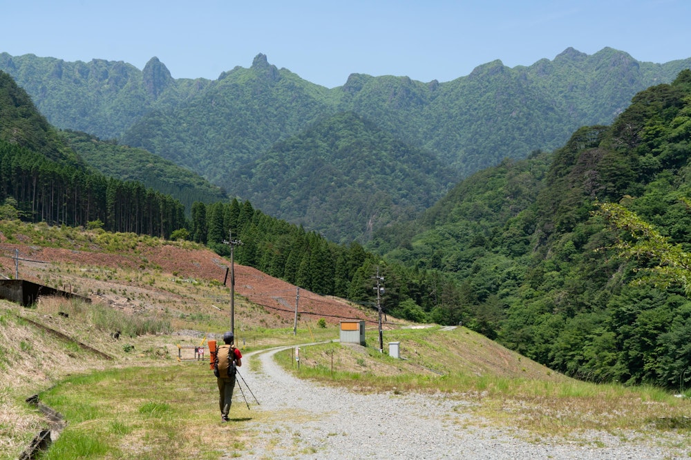 <p>今回は一泊二日のため、1 日目は昼ごろスタート。<br>尾平からの稜線も青々としている。</p>