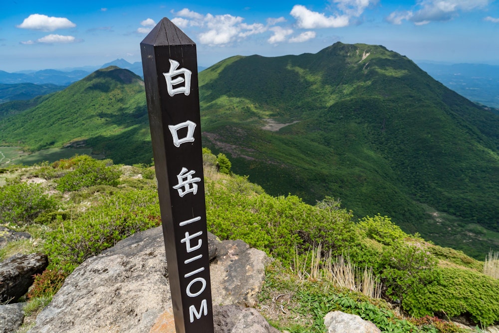 <p>稲星山からさらに先に足を伸ばすと、白口岳。<br>このあたりまで来る人は少なく、静かな空気に包まれる。</p>