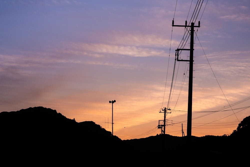 <p>夕焼けを楽しんだりしながら長閑な田舎道を経て、すっかり日が落ちたあと下賀茂に戻り着いた。実に 80km に及ぶ道のり。<br>トレイルとロードが半々か、ロードのほうが少し多いくらいの行程であったが、変化に富んだ南伊豆の風景を存分に楽しめた。</p>