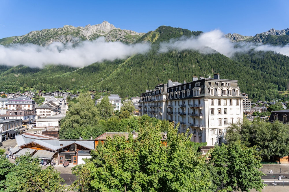<p>日本から丸一日かけて移動し、フランスのシャモニーに到着。<br>高い山に囲まれた谷間にある山岳リゾート地。登山文化の発祥の地ともされる。</p>