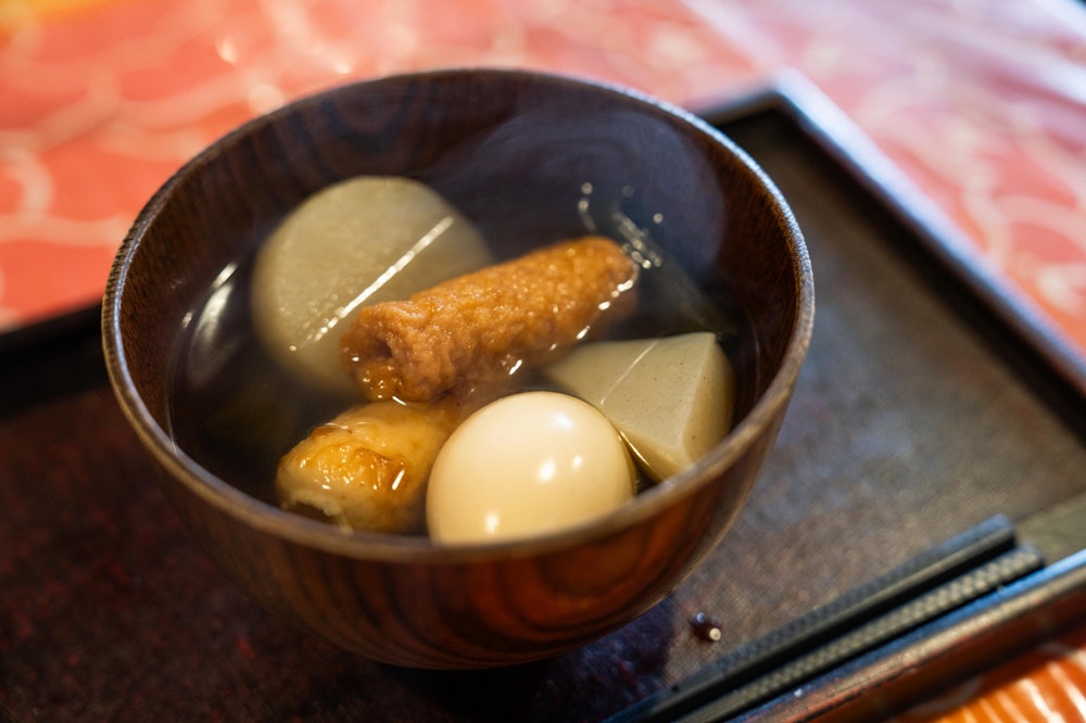 <p>水晶小屋に戻ってきて、おでん（1,000円）をいただく。<br>やさしい味が、ここまでの道のりで疲れた体に染み渡った。</p>