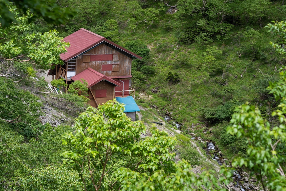 <p>百間洞山の家。こちらも無人開放中で、誰もいなかった。<br>すぐ横を流れる沢で水を補給する。<br>ここで宿泊する計画だったが、まだ時間があったので赤石岳を目指すことにした。</p>