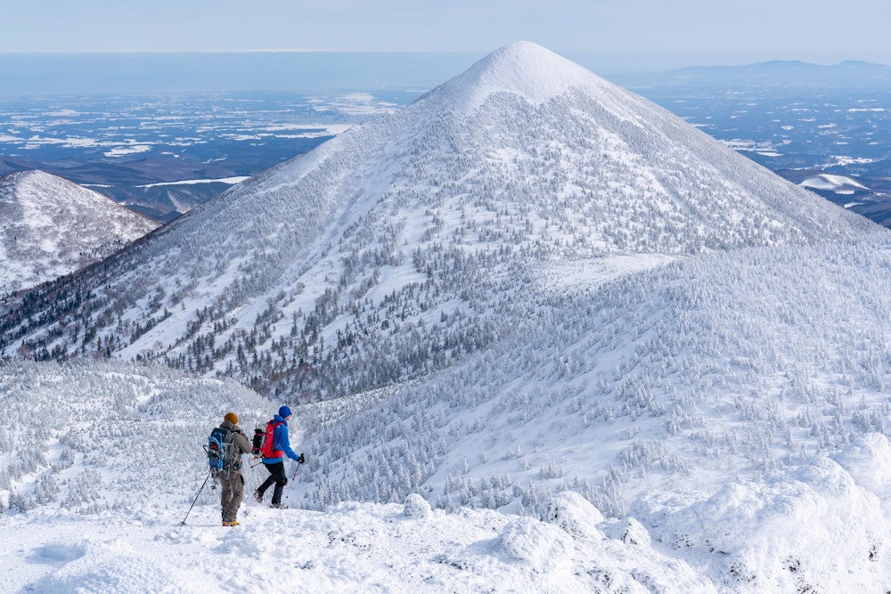 <p>すぐ隣のピラミダルな山は小岳。<br>写真に写っている二人組は大岳で出会った地元の方。</p>