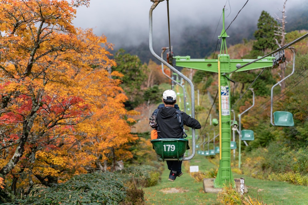<p>帰りは登山リフトを使って短縮。<br>リフトから見える木々も紅葉しており、最後まで山の秋を楽しませてくれた。</p>