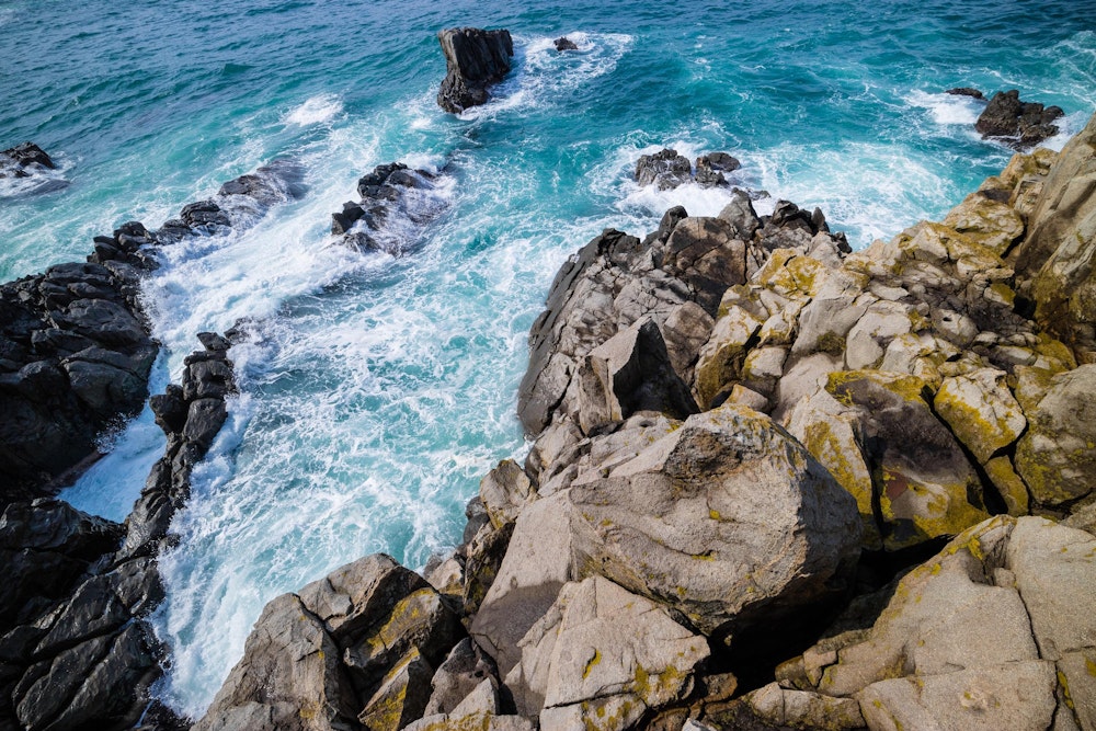 <p>福井、東尋坊。その気がなくても吸い込まれていきそうな、綺麗な海だ。<br>思っていた以上に高度感がある。</p>